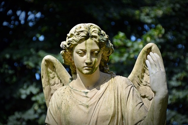 an angel statue