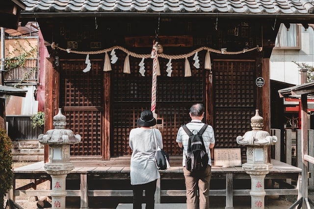 a man and woman praying shintoism