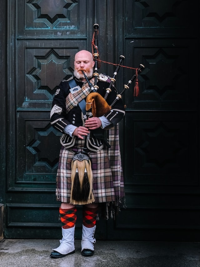playing bagpipes Scottish wedding traditions
