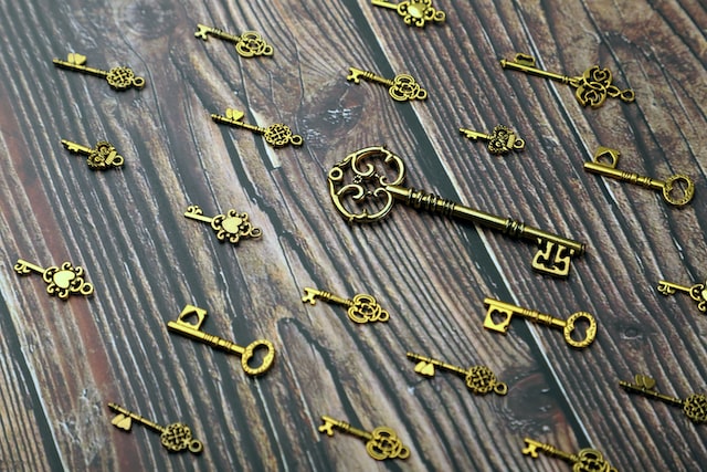 Antique-Golden-Keys-on-Wooden-Background