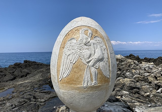 Swan Zeus with Leda statue